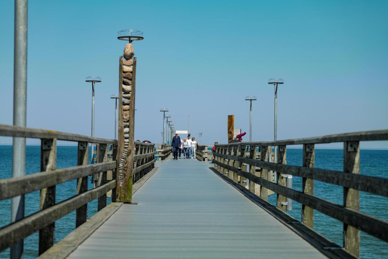 Ostseelagune Zingst, Exklusive Dhh, Strandnah, Sauna, Kamin, 3 Sz, 2 Baeder, Glasfaser, Haustierfrei, Garten Mit Suedterrasse, E-Ladesaeule, 2 Stellplaetze, Strandkorb, Fahrradschuppen, Waschmaschine, Trockner, Nichtraucher Zewnętrze zdjęcie